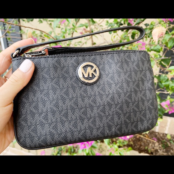 Gaby’sBags👜💕-Michael Kors Large Wristlet MK - Picture 3 of 4